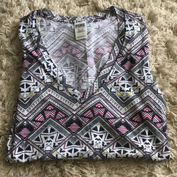 VS Pink v-neck tribal print - Picture 1 of 4